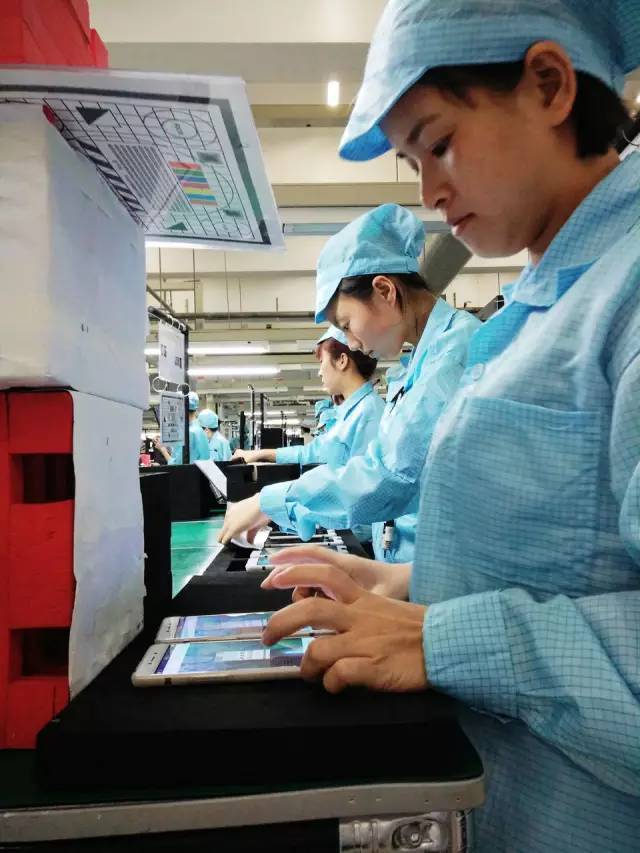 【视频】华为,OPPO,VIVO三大智能手机自动化生产线车间大揭秘,大部分工序仍由人完成!